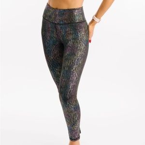Zyia black vertical mirage light n tight hi rise 7/8, 24” leggings. Size 8-10.